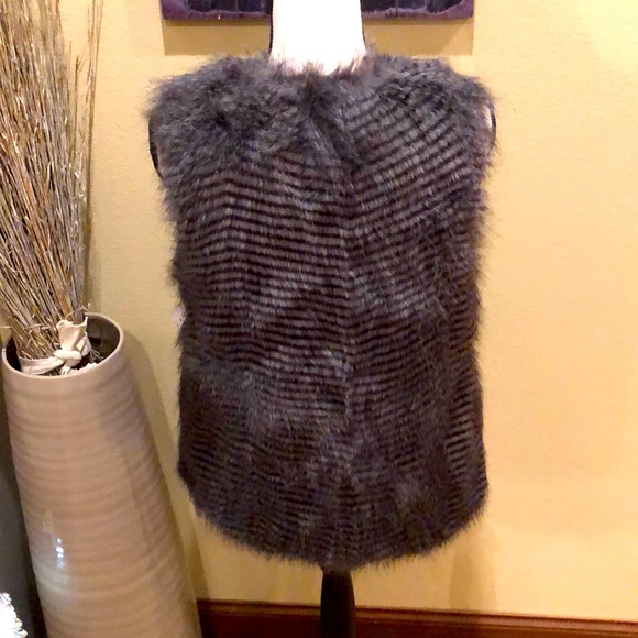 Jack by BB Dakota Revolve Boho Gray Black Faux Fur Vest Small - Picture 9 of 10